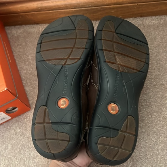 Clarks Brown Un Loop Slip on Loafers/Clogs - Picture 5 of 8